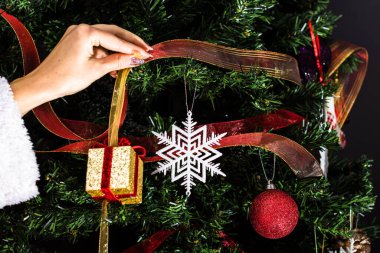 Noel ağacı süslemek, köknar dallarına Noel süslemeleri yapmak. Noel süslemeleri.