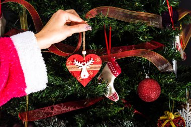 Noel ağacı süslemek, köknar dallarına Noel süslemeleri yapmak. Noel süslemeleri.