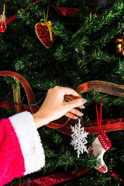 Noel ağacı süslemek, köknar dallarına Noel süslemeleri yapmak. Noel süslemeleri.