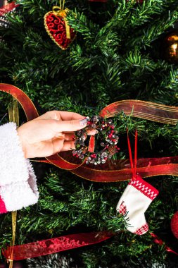 Noel ağacı süslemek, köknar dallarına Noel süslemeleri yapmak. Noel süslemeleri.