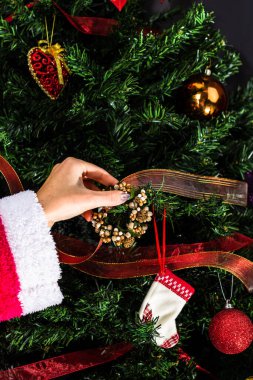 Noel ağacı süslemek, köknar dallarına Noel süslemeleri yapmak. Noel süslemeleri.