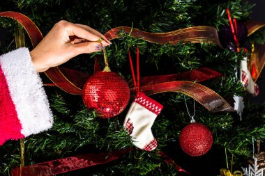 Noel ağacı süslemek, köknar dallarına Noel süslemeleri yapmak. Noel süslemeleri.