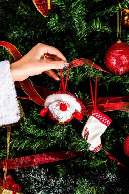 Noel ağacı süslemek, köknar dallarına Noel süslemeleri yapmak. Noel süslemeleri.