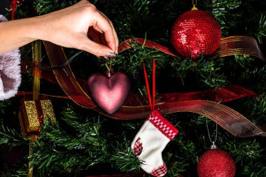 Noel ağacı süslemek, köknar dallarına Noel süslemeleri yapmak. Noel süslemeleri.