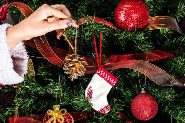 Noel ağacı süslemek, köknar dallarına Noel süslemeleri yapmak. Noel süslemeleri.