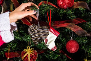 Noel ağacı süslemek, köknar dallarına Noel süslemeleri yapmak. Noel süslemeleri.