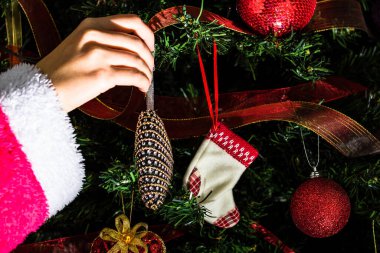 Noel ağacı süslemek, köknar dallarına Noel süslemeleri yapmak. Noel süslemeleri.