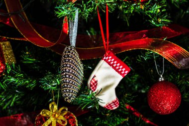 Noel süslemeleri köknar ağacında. Madalyalı Noel ağacı. Noel süslemeleri olan Firavun dalı.