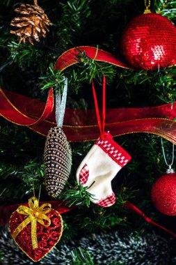 Noel süslemeleri köknar ağacında. Madalyalı Noel ağacı. Noel süslemeleri olan Firavun dalı.