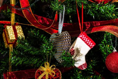 Noel süslemeleri köknar ağacında. Madalyalı Noel ağacı. Noel süslemeleri olan Firavun dalı.