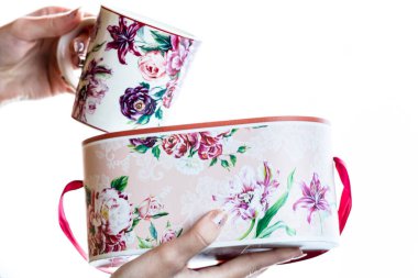 Beyaz arka planda Noel süsleri tutmak