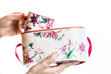 Beyaz arka planda Noel süsleri tutmak