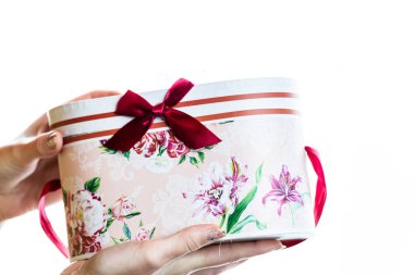 Beyaz arka planda Noel süsleri tutmak