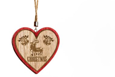 El ele tutuşan kalp şeklindeki Noel süslemesi beyaza izole edilmiş..