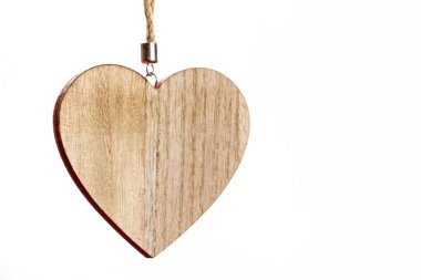 El ele tutuşan kalp şeklindeki dekorasyon beyaza izole edilmiş..