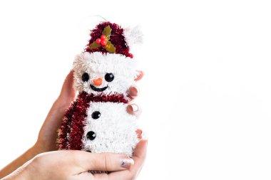 Beyaz arka planda izole edilmiş Noel kardan adam figürü.