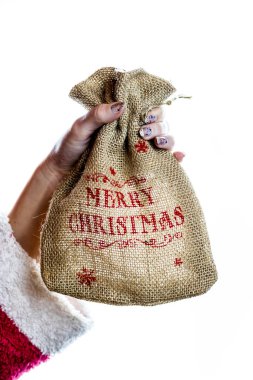 El ele tutuşan Noel çuvalı beyaz arka planda izole edilmiş