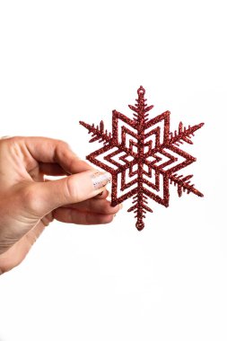 Beyaz arka planda, Noel süslemelerini gösteren ya da alan el ele tutuşmalar