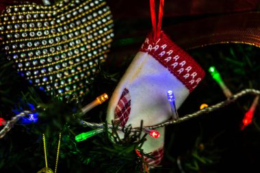 Noel süslemeleri köknar ağacında. Madalyalı Noel ağacı. Noel süslemeleri olan Firavun dalı.