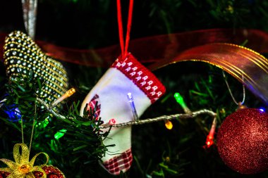 Noel süslemeleri köknar ağacında. Madalyalı Noel ağacı. Noel süslemeleri olan Firavun dalı.