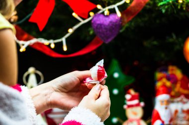 Noel ağacının altındaki şekerler. Bükreş, Romanya 'da Noel süslemeleri konsepti, 2022