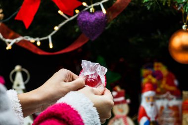 Noel ağacının altındaki şekerler. Bükreş, Romanya 'da Noel süslemeleri konsepti, 2022