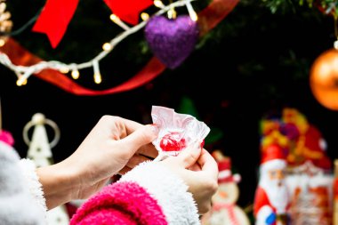 Noel ağacının altındaki şekerler. Bükreş, Romanya 'da Noel süslemeleri konsepti, 2022