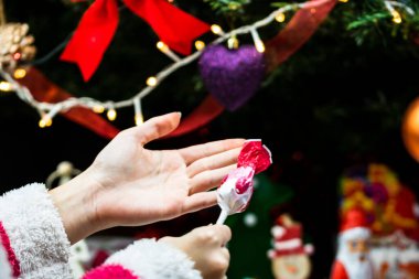 Noel ağacının altındaki şekerler. Bükreş, Romanya 'da Noel süslemeleri konsepti, 2022