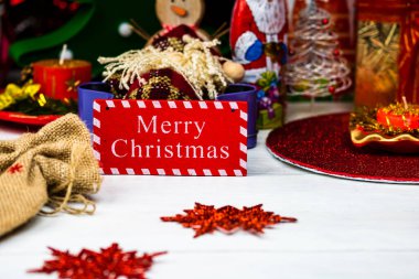 Noel ağacının altında Noel hediyeleri