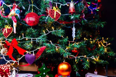 Noel süslemeleri köknar ağacında. Madalyalı Noel ağacı. Noel süslemeleri olan Firavun dalı.