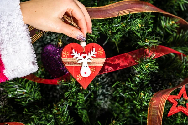 Noel ağacı süslemek, köknar dallarına Noel süslemeleri yapmak. Noel süslemeleri.