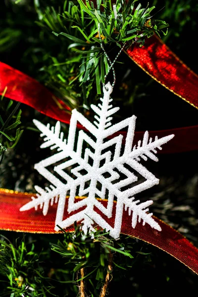 Weihnachtsschmuck Tannenbaum Geschmückter Weihnachtsbaum Tannenzweig Mit Christbaumschmuck — Stockfoto