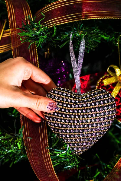 Tangan Meletakkan Hati Dekorasi Natal Berbentuk Hati Cabang Cabang Pohon — Stok Foto