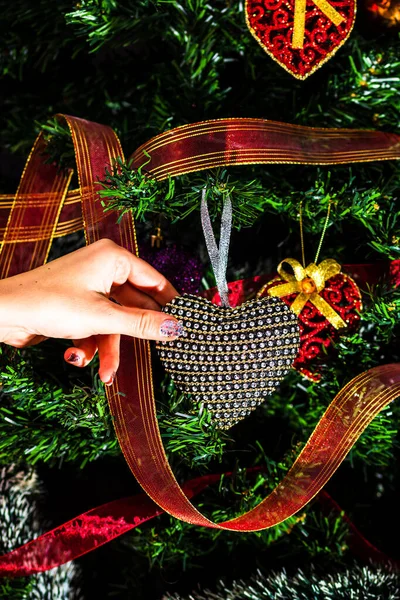 Mão Colocando Coração Forma Decorações Natal Ramos Abeto Decorando Árvore — Fotografia de Stock