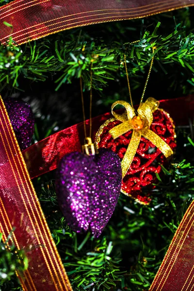 Mano Poniendo Decoraciones Navidad Forma Corazón Ramas Abeto Que Decoran —  Fotos de Stock