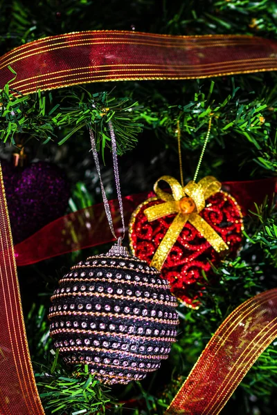 Різдвяні Висячі Прикраси Ялинці Декорована Ялинка Ялинкова Гілка Різдвяними Прикрасами — стокове фото