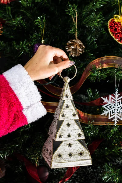 Hände Mit Weihnachtsschmuck Vor Dem Weihnachtsbaum Tannenzweige Mit Weihnachtsschmuck Verzieren — Stockfoto