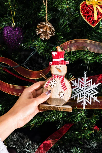 Noel ağacı süslemek, köknar dallarına Noel süslemeleri yapmak. Noel süslemeleri.