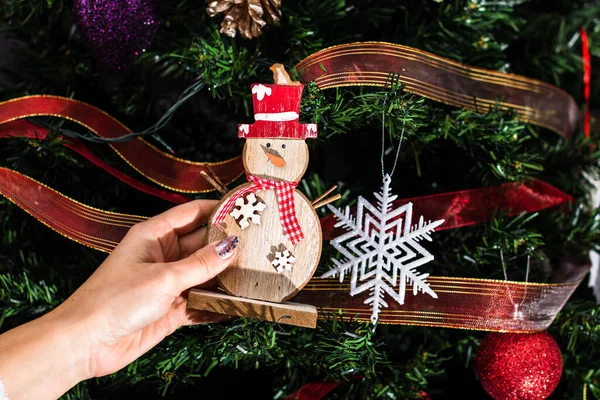 Decoreren Kerstboom Hand Zetten Kerstversiering Sparren Takken Kerst Opknoping Decoraties — Stockfoto