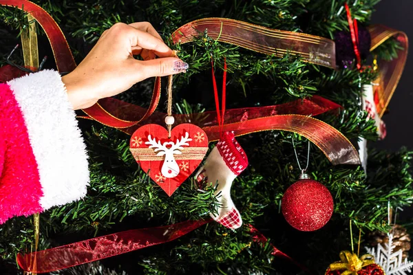 Noel ağacı süslemek, köknar dallarına Noel süslemeleri yapmak. Noel süslemeleri.