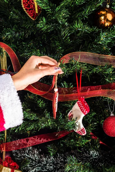 Noel ağacı süslemek, köknar dallarına Noel süslemeleri yapmak. Noel süslemeleri.