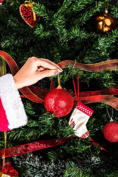 Noel ağacı süslemek, köknar dallarına Noel süslemeleri yapmak. Noel süslemeleri.