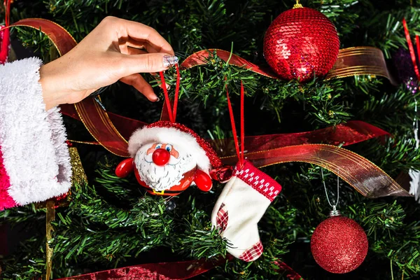 Noel ağacı süslemek, köknar dallarına Noel süslemeleri yapmak. Noel süslemeleri.