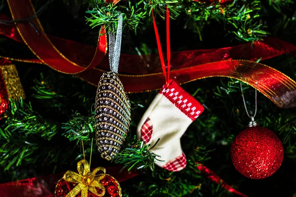 Noel süslemeleri köknar ağacında. Madalyalı Noel ağacı. Noel süslemeleri olan Firavun dalı.