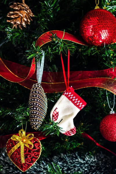 Noel süslemeleri köknar ağacında. Madalyalı Noel ağacı. Noel süslemeleri olan Firavun dalı.