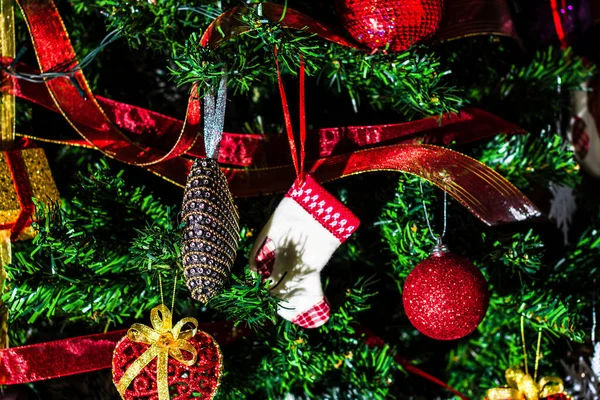Karácsonyi Díszek Lógnak Fenyőfán Díszített Karácsonyfa Fir Karácsonyi Baubles Dekoráció — Stock Fotó