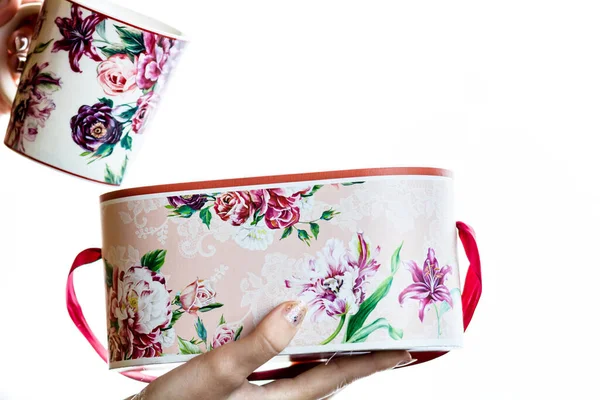 Beyaz arka planda Noel süsleri tutmak