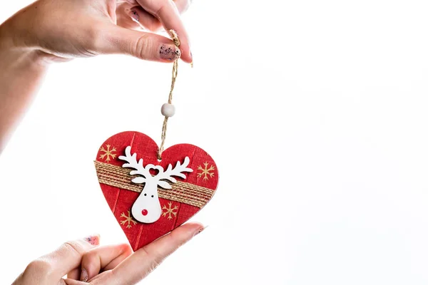 Mão Segurando Coração Forma Decoração Natal Isolado Branco — Fotografia de Stock