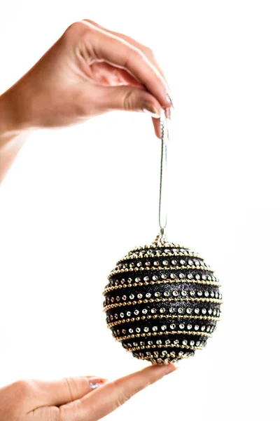 Celebración Mano Que Muestra Dar Recibir Decoración Navidad Bauble Aislado —  Fotos de Stock