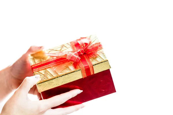 手拿着礼物盒或接受礼物盒 白色背景隔离 — 图库照片